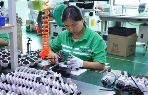 在工廠(chǎng)工作30天，每天加班3小時(shí)，離職后能否要求老板賠償？——兼談與旅游業(yè)務(wù)的關(guān)聯(lián)